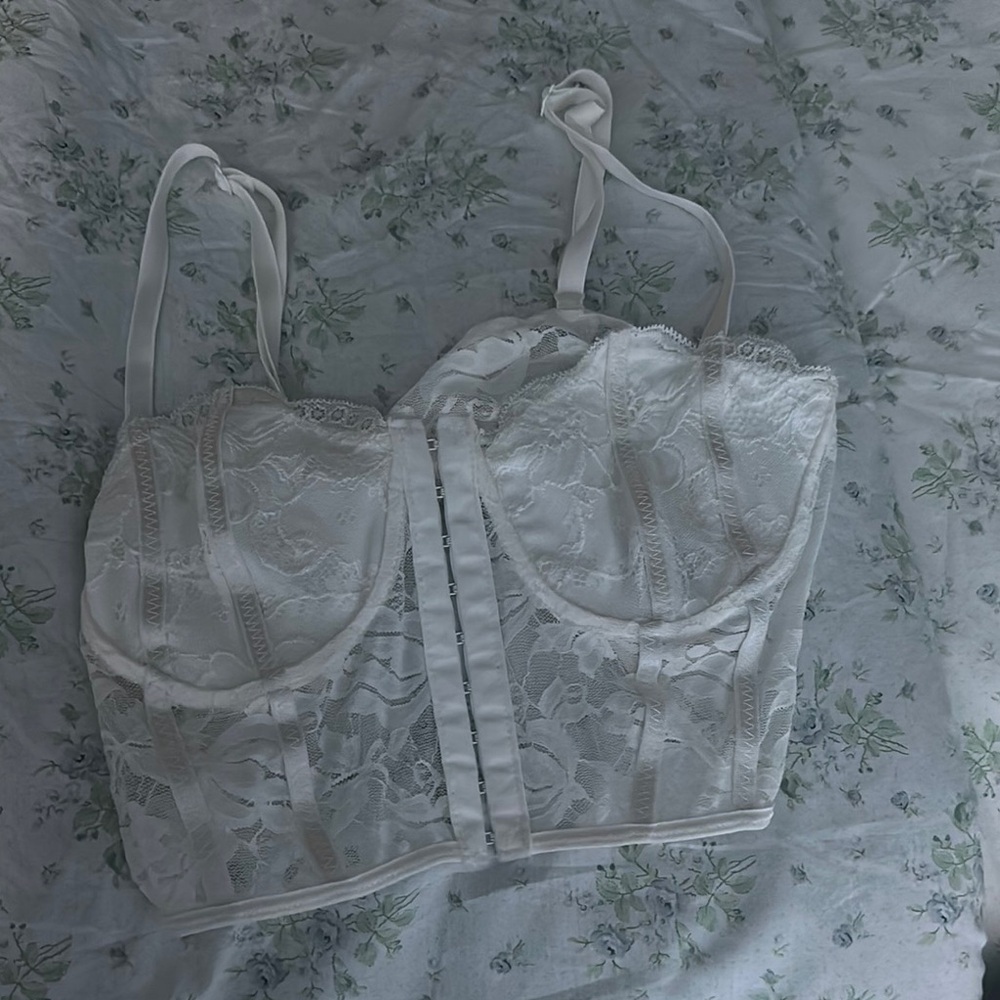 Elegant White Lace Bustier
